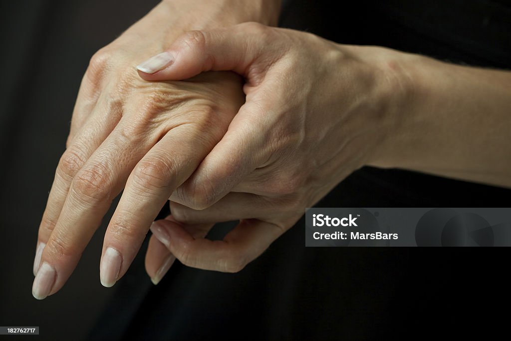 Masajes artríticas manos - Foto de stock de Articulación libre de derechos