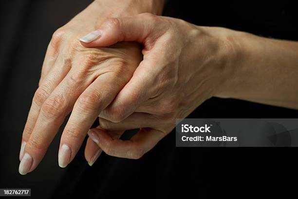 Masajes Artríticas Manos Foto de stock y más banco de imágenes de Articulación - Articulación, Articulación humana, Artritis