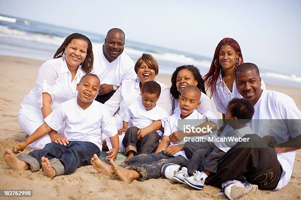 Drei Generational Black Family Von Zehn Am Strand Stockfoto und mehr Bilder von Familie mit mehreren Generationen - Familie mit mehreren Generationen, 8-9 Jahre, Afrikanischer Abstammung