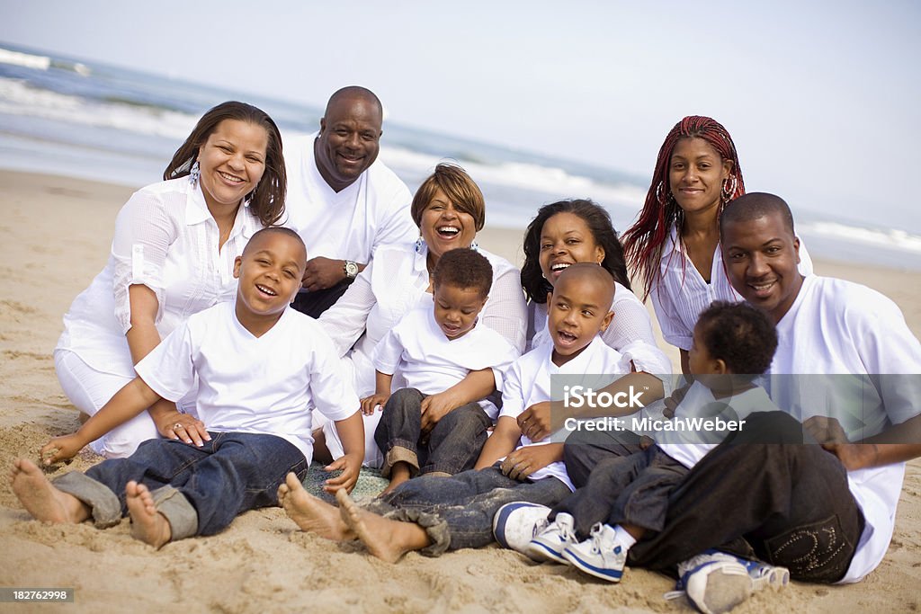 Trois générations de la famille noire de dix sur la plage - Photo de Famille multi-générations libre de droits