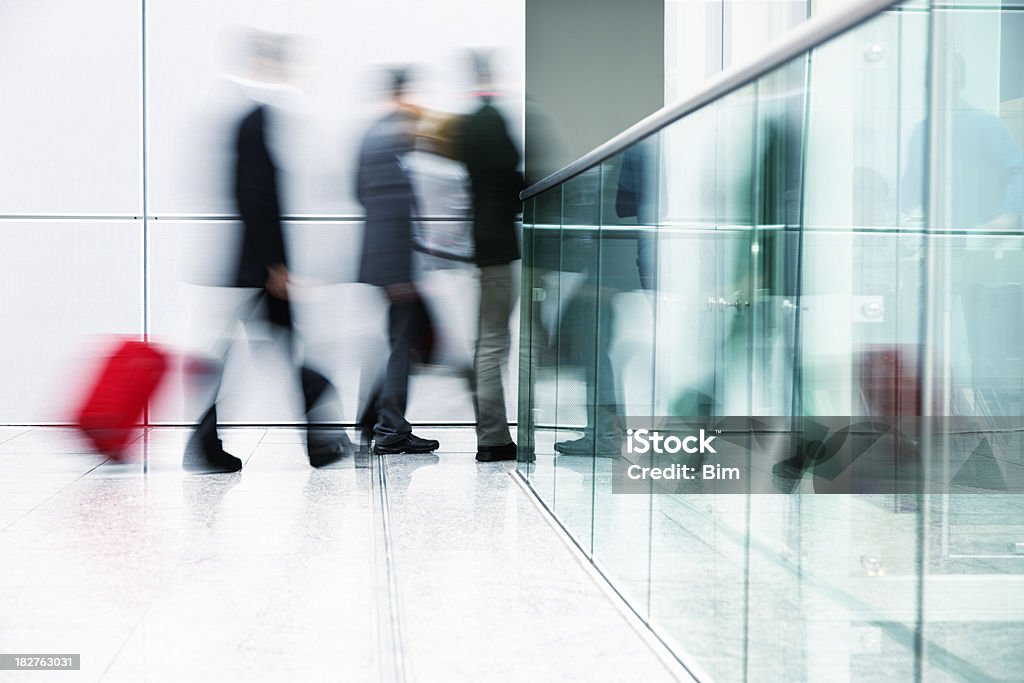 Geschäftsleute gehen über moderne Einrichtung, ziehen Gepäck, Bewegungsunschärfe - Lizenzfrei Abstrakt Stock-Foto