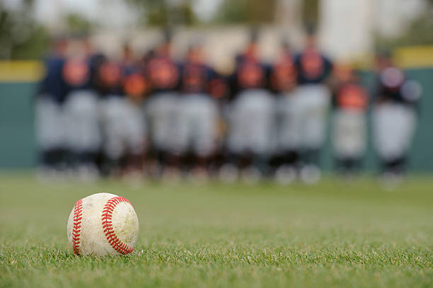giocatori di baseball nel campo - baseballs baseball grass sky foto e immagini stock