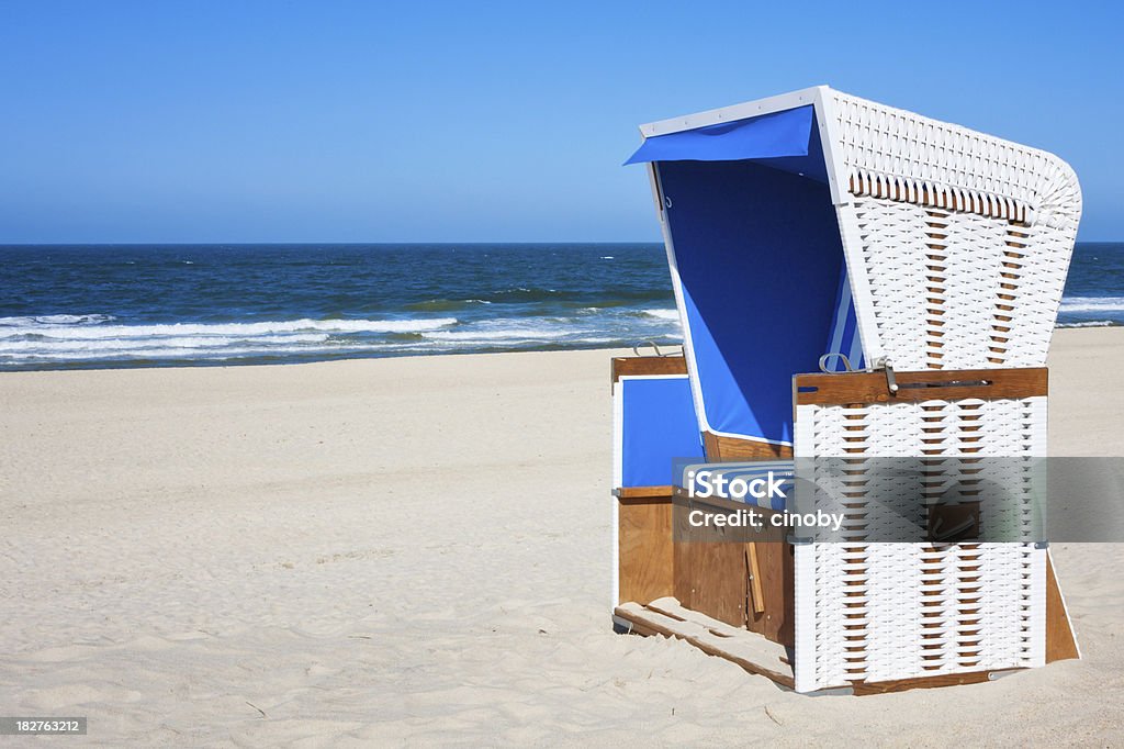 Silla de playa con toldo-isla de Sylt - Foto de stock de Actividad de fin de semana libre de derechos