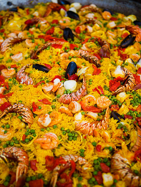 giant la paella de fruits de mer - food rice lobster scampi photos et images de collection