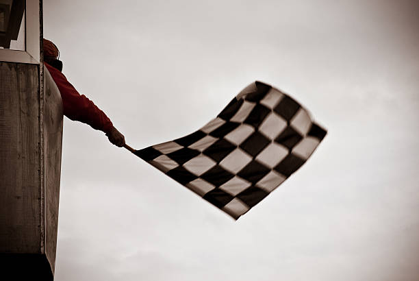 bandeira de chegada - checkered flag flag the end motorized sport - fotografias e filmes do acervo