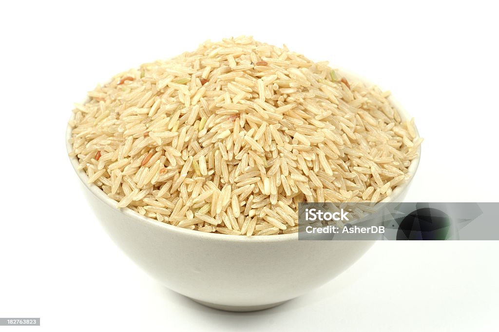 Riz brun dans un bol - Photo de Bol et saladier libre de droits