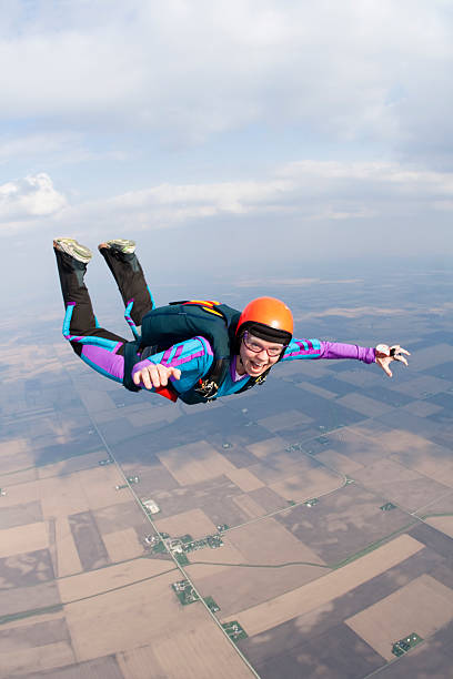 foto stock sin royalties: mujer feliz skydiving - freefall fotografías e imágenes de stock