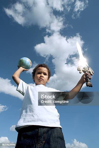 Foto de Conquista Do Mundo e mais fotos de stock de Globo terrestre - Globo terrestre, Criança, Espada