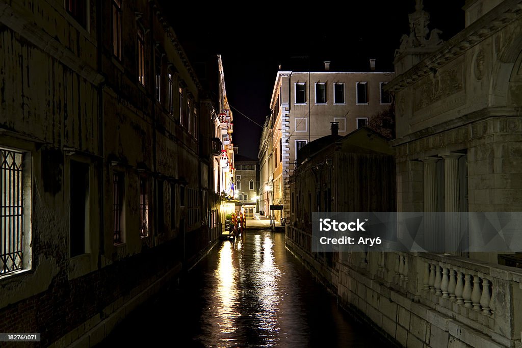 Canale veneziano di notte, i dettagli architettonici (Venezia, Italia - Foto stock royalty-free di Ambientazione esterna