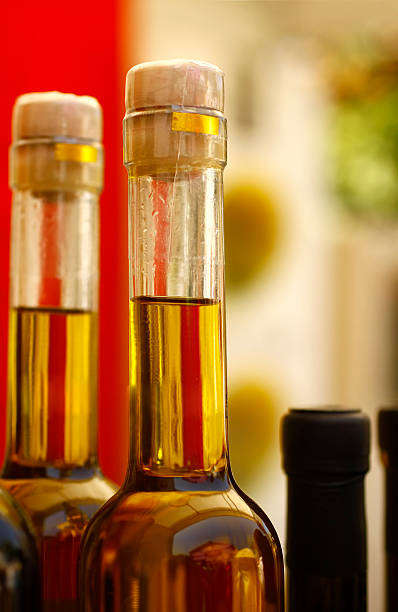 garrafas de - vinegar salad dressing balsamic vinegar olive oil imagens e fotografias de stock