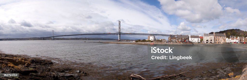 Ponte stradale sul Firth of Forth a Edimburgo, Scozia - Foto stock royalty-free di Acciaio