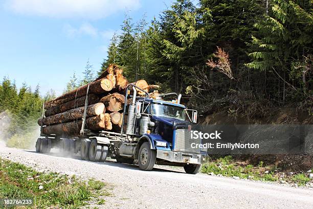 Photo libre de droit de Camion Grumier banque d'images et plus d'images libres de droit de Industrie du bois - Industrie du bois, Poids lourd, Colombie-Britannique