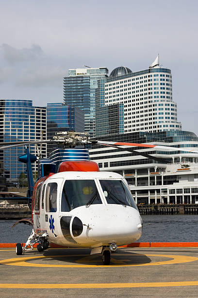 ambulancia aérea de pie por un lado al mar en un helipuerto - pan pacific hotel fotografías e imágenes de stock