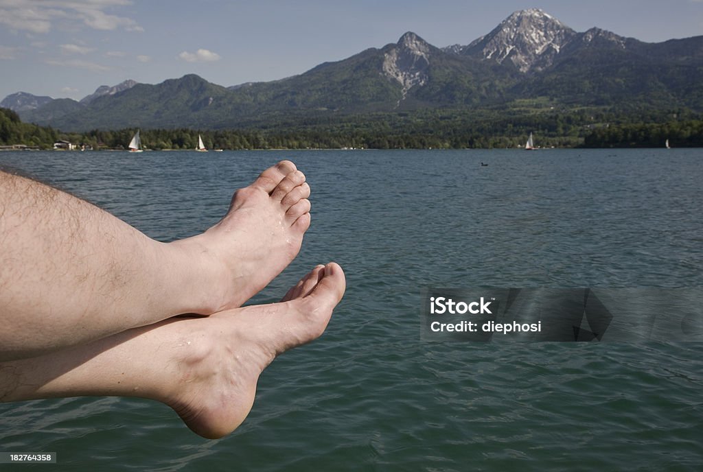 Pieds nus sur le lac - Photo de Activité de loisirs libre de droits