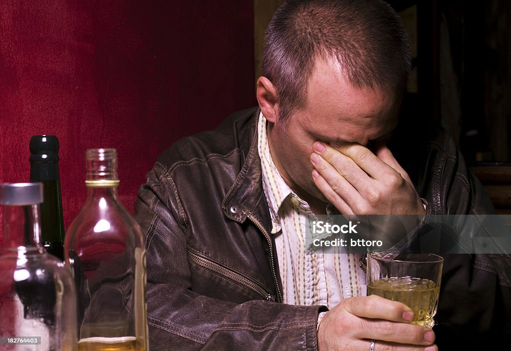 Triste quarenta anos de idade homem beber e choro - Royalty-free 40-44 anos Foto de stock