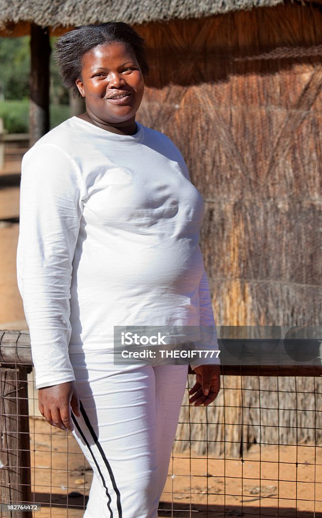 Africana vestidos de branco - Foto de stock de Adulto royalty-free