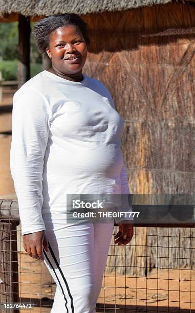 Foto de Africana Vestidos De Branco e mais fotos de stock de Adulto - Adulto, Branco, Cabana de Palha