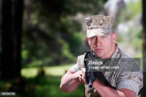 Photo libre de droit de Marine Avec Fusil banque d'images et plus d'images libres de droit de Adulte - Adulte, Armée, Autorité