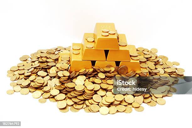 Ingots Y Monedas De Oro Foto de stock y más banco de imágenes de Riqueza - Riqueza, Lingote, Oro - Metal