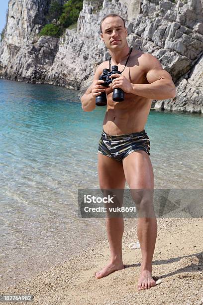 Przystojny Mięśni Mężczyzna Z Obuoczne Na Plaży - zdjęcia stockowe i więcej obrazów Bez koszulki - Bez koszulki, Biceps, Boso