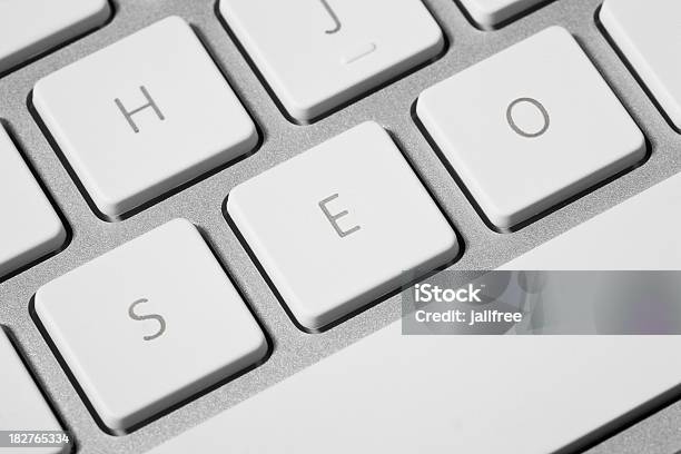 Búsqueda Del Motor Optimización Seo Por Escrito Del Teclado Foto de stock y más banco de imágenes de Blanco - Color