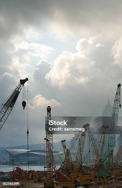 Edifício Em Construção Em Hong Kong - Fotografias de stock e mais imagens de Amanhecer - Amanhecer, Apartamento Municipal, Armação de Construção