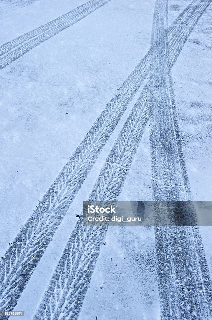 Pneu faixas na Neve vertical - Royalty-free Abstrato Foto de stock