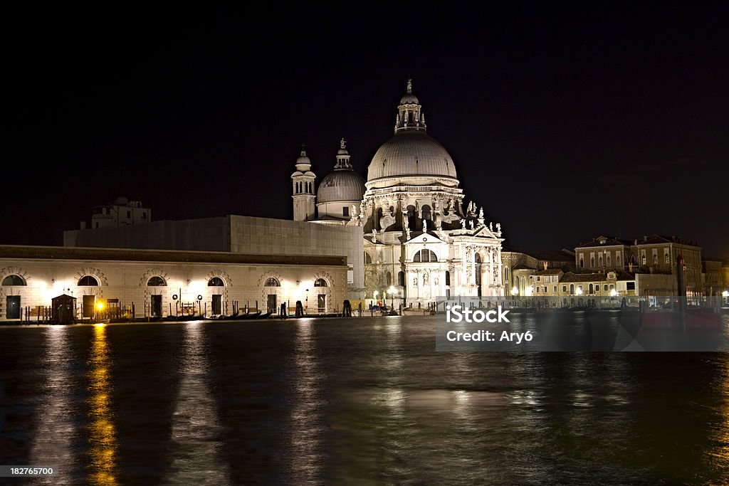 Canale veneziano di notte, i dettagli architettonici (Venezia, Italia - Foto stock royalty-free di Ambientazione esterna