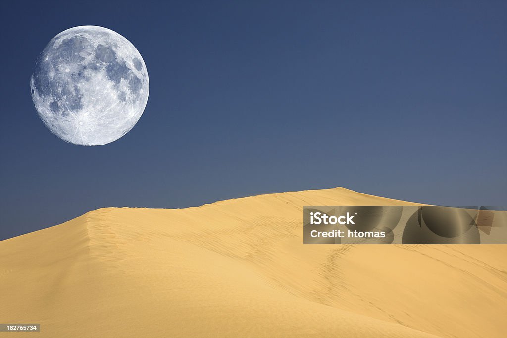 Lua cheia sobre Dunas de areia - Foto de stock de Amarelo royalty-free