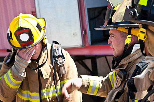 malestar bomberos de pérdida de incendio - fire department heroes portrait occupation fotografías e imágenes de stock