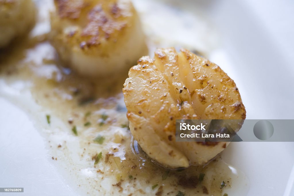 Scallop al tartufo Burro di erba - Foto stock royalty-free di Conchiglia di San Giacomo