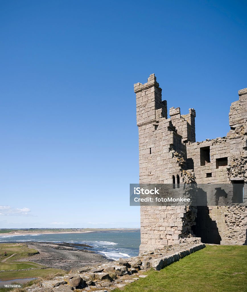 Lilburn Tower, Dunstanburgh замок и Northumberland побережье, Великобритания - Стоковые фото Craster роялти-фри