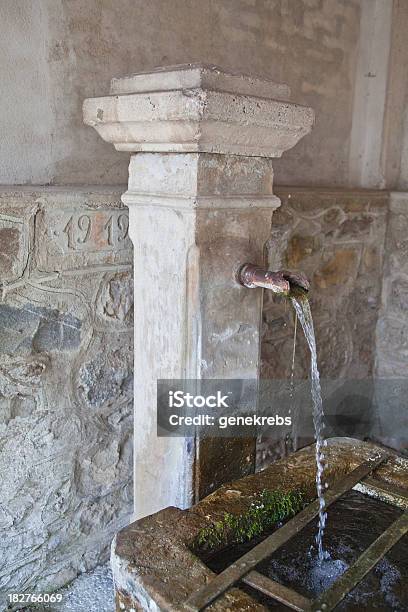 Foto de Fonte De Água E A Calha e mais fotos de stock de Antigo - Antigo, Arquitetura, Cantão de Vaud