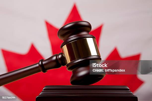 Richterhammer Vor Kanadische Flagge Stockfoto und mehr Bilder von Kanada - Kanada, Justizwesen, Gerichtsgebäude