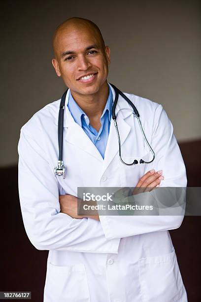 Foto de Afroasian Jovem Médico Sorridente Com Os Braços Cruzados e mais fotos de stock de 20 Anos