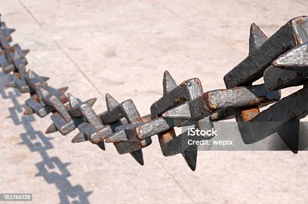 Foto de Forte Cadeia De Ferro Penduradas Rusty Clássicos Links Closeup e mais fotos de stock de Afiado