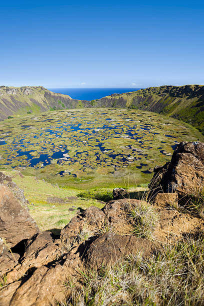 vulcano inattivo rano khao sull'isola di pasqua cile - rano kao foto e immagini stock