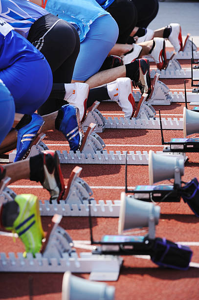 atleti pronti per iniziare - rivalry starting block track and field athlete track and field foto e immagini stock