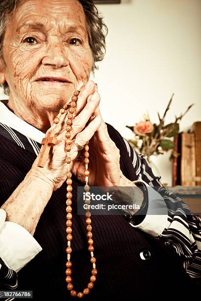高齢者の女性ノートルダムデュロゼール祈る - 1人のストックフォトや画像を多数ご用意 - 1人, 80代, つながり