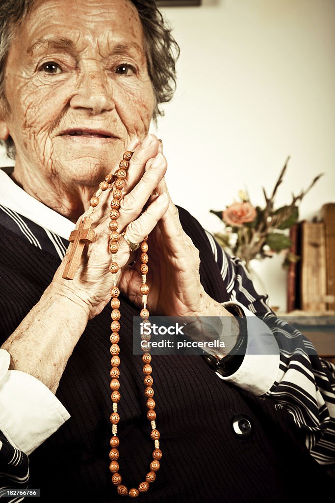 Idosos mulher rezar com Rosary - Royalty-free Adulto Foto de stock