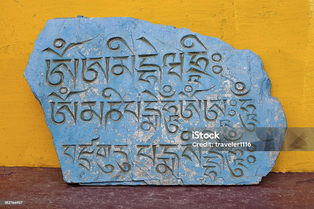 Sutra scolpita nella pietra vicino Pelling, Sikkim, India - Foto stock royalty-free di Cultura tibetana