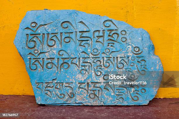 Sutra Scolpita Nella Pietra Vicino Pelling Sikkim India - Fotografie stock e altre immagini di Cultura tibetana