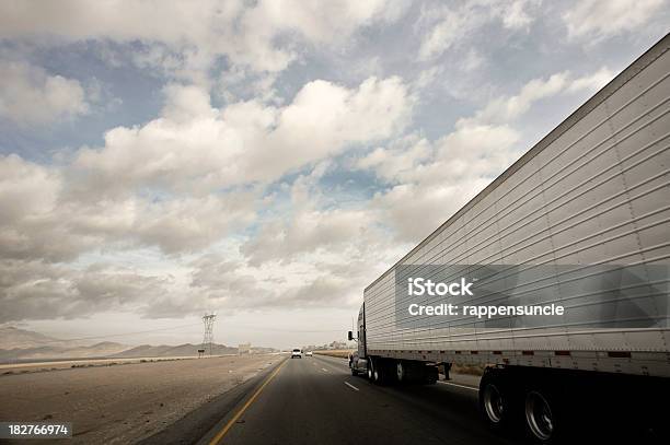 Foto de Caminhões Da Estrada e mais fotos de stock de Caminhão - Caminhão, Caminhão articulado, Carregamento - Frete