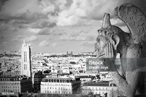 Gargouille In Vista Di Notre Dame Di Parigi Francia - Fotografie stock e altre immagini di Ambientazione esterna