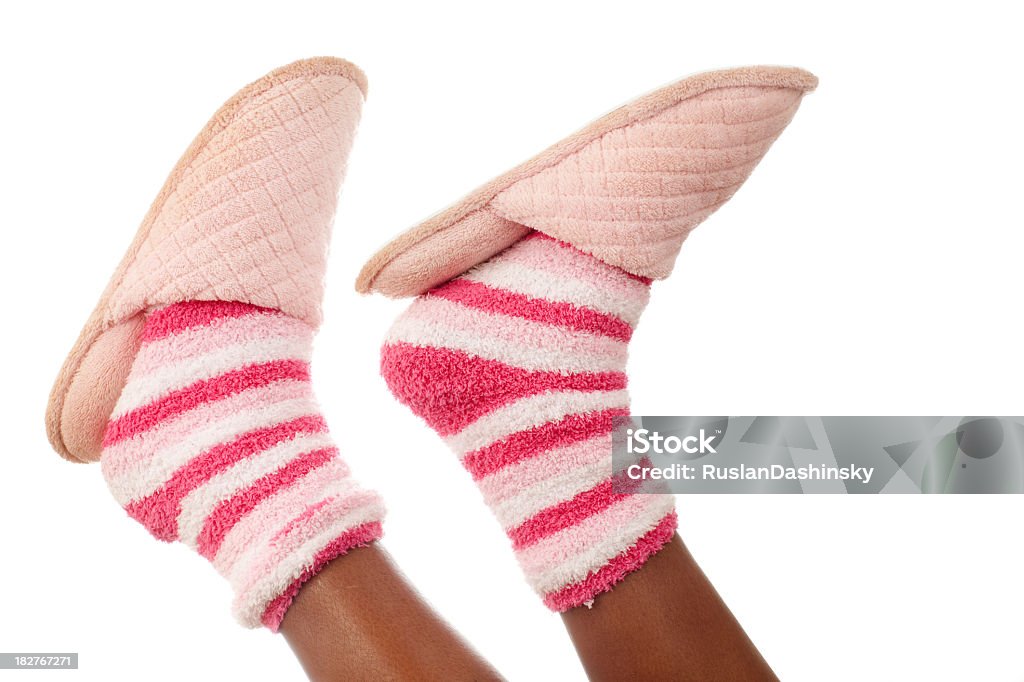 Rosa pantuflas y colorido calcetines - Foto de stock de Zapatilla libre de derechos