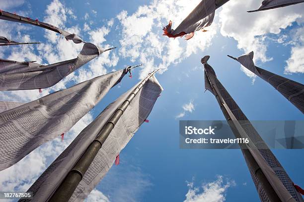 Photo libre de droit de Drapeau De Prière Tibétain banque d'images et plus d'images libres de droit de Bleu - Bleu, Bouddhisme, Bouddhisme tibétain