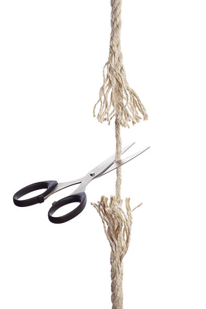 corde et ciseaux - sabotage separation rope divorce photos et images de collection