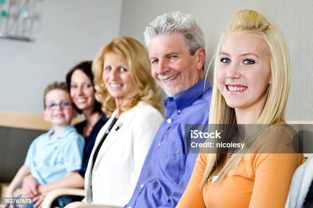 Menschen In Einem Warteraum Stockfoto und mehr Bilder von Lächeln - Lächeln, Teenager-Alter, Wartezimmer