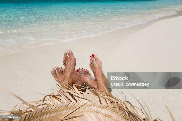 Coppia Rilassante Sulla Battigia Di Una Spiaggia Tropicale - Fotografie stock e altre immagini di Caraibi