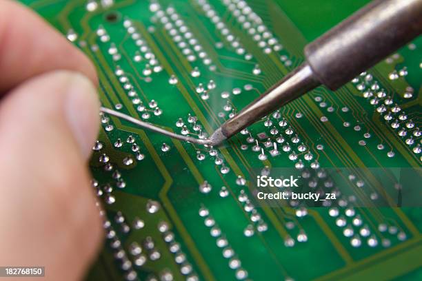 Foto de Técnico De Soldar Eletrônico Em Uma Placa De Circuito Fotografia Em Closeup e mais fotos de stock de Chumbo